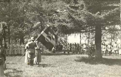 Suojeluskunnan lipun vihkimisjuhla 6.6.1926. Lipun luovutus päällikölle. Lahjoittaja Ester Pitkänen.
