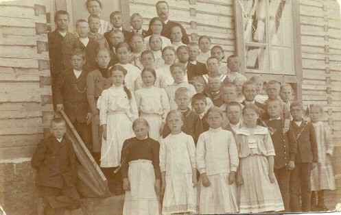 Eteläinen koulu. Opettajat Hilma Koskenjaakko ja Matti Pitkänen, kuva ilmeisesti vuodelta 1913. Lahjoittaja Ester Pitkänen.