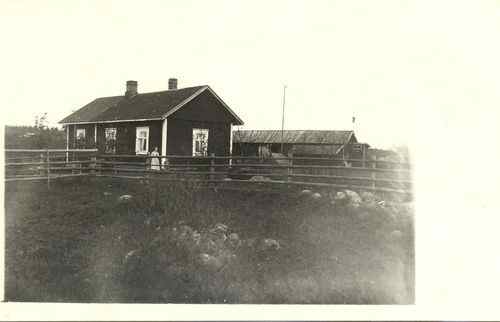 Matti ja Emilia Pitkäsen kotitalo Sakkolan Pitkäniemessä keväällä 1927. Lahjoittaja Ester Pitkänen.